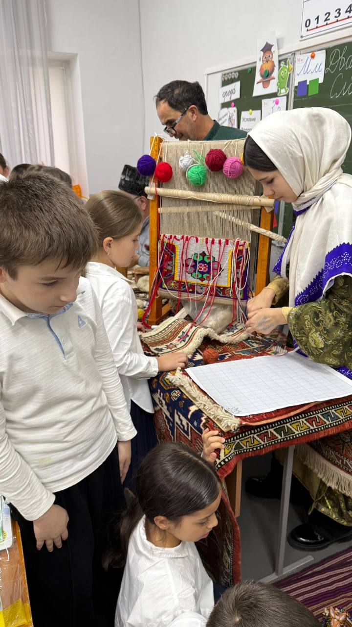 Школы Махачкалы и Каспийска погрузились в атмосферу народных промыслов Дагестана